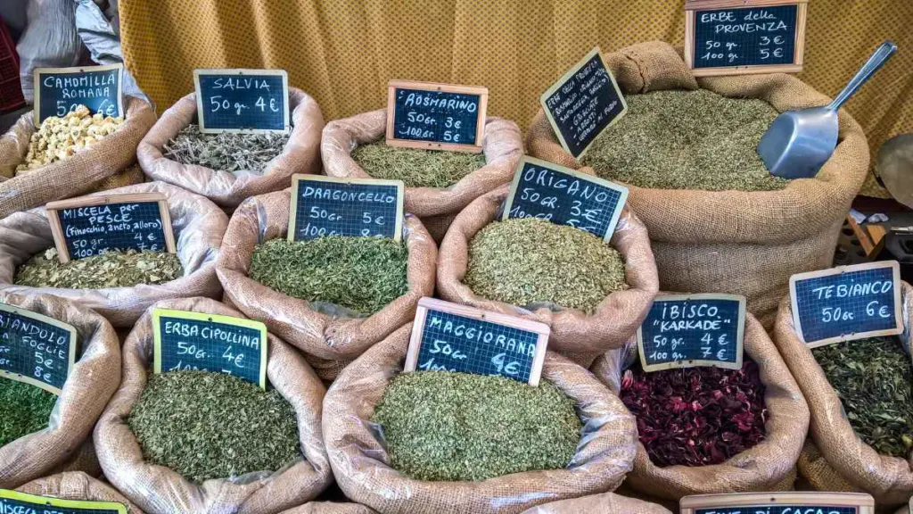 Eco-friendly jute sacks used for sustainable packaging solutions in retail and e-commerce businesses.