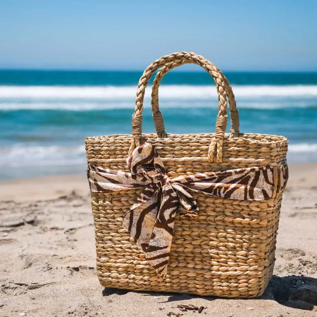 Durable jute travel bag with zipper for eco-friendly packing and sustainable trips.